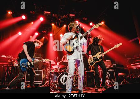 Bern, Schweiz. November 2023. Die britische Band October Drift gibt ein Live-Konzert im Bierhübeli in Bern. Hier ist Sänger und Gitarrist Kiran Roy live auf der Bühne zu sehen. (Foto: Gonzales Foto - Tilman Jentzsch). Stockfoto