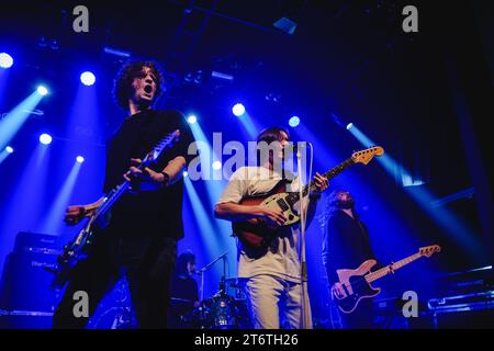 Bern, Schweiz. November 2023. Die britische Band October Drift gibt ein Live-Konzert im Bierhübeli in Bern. Hier ist Sänger und Gitarrist Kiran Roy live auf der Bühne zu sehen. (Foto: Gonzales Foto - Tilman Jentzsch). Stockfoto