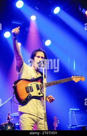 Bern, Schweiz. November 2023. Die britische Band October Drift gibt ein Live-Konzert im Bierhübeli in Bern. Hier ist Sänger und Gitarrist Kiran Roy live auf der Bühne zu sehen. (Foto: Gonzales Foto - Tilman Jentzsch). Stockfoto