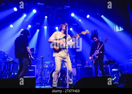 Bern, Schweiz. November 2023. Die britische Band October Drift gibt ein Live-Konzert im Bierhübeli in Bern. Hier ist Sänger und Gitarrist Kiran Roy live auf der Bühne zu sehen. (Foto: Gonzales Foto - Tilman Jentzsch). Stockfoto