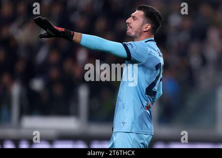 Simone Scuffet von Cagliari Calcio Gesten während des Spiels der Serie A zwischen Juventus FC und Cagliari Calcio im Allianz Stadium am 11. November 2023 in Turin. Stockfoto