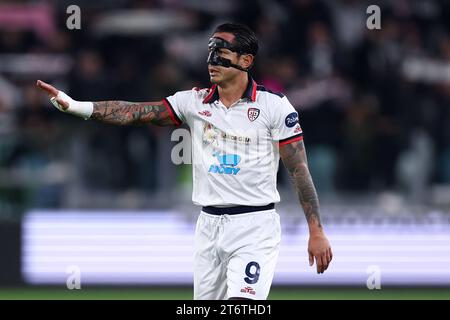 Gianluca Lapadula von Cagliari Calcio gibt beim Spiel der Serie A zwischen Juventus FC und Cagliari Calcio am 11. November 2023 in Turin, Italien. Stockfoto