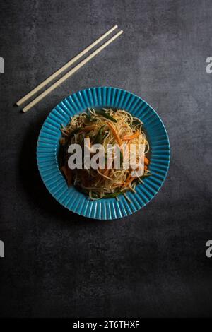 Blick von oben auf Schezwan-Nudeln oder Gemüse-hakka-Chowmein, serviert in einer Schüssel. Selektiver Fokus. Stockfoto