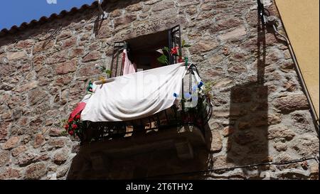 Olbia, Sardinien, Italien, 03. August 2021. Ein Balkon mit den Farben der italienischen Flagge in einem Gebäude im historischen Zentrum der Stadt. Stockfoto