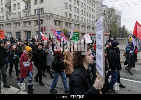 Teilnehmer des antifaschistischen Protestes "für Ihre und unsere Freiheit" halten Fahnen und Plakate entlang der Marzalkowska-Straße. Der antifaschistische Protest "für deine und unsere Freiheit" fand auf den Straßen von Warschau am 11. November 2023 am polnischen Unabhängigkeitstag statt. Hunderte von Menschen mit Plakaten und Fahnen nahmen an der Veranstaltung Teil, gesichert durch die Polizei. Laut den Organisatoren ist diese Form des Feierns am 11. November der beste Ausdruck der Verbundenheit mit der Idee einer lebendigen, vielfältigen und wahren Unabhängigkeit. Stockfoto