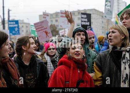 Frauen tanzen zu Beginn des antifaschistischen Protestes "für deine und unsere Freiheit" am polnischen Unabhängigkeitstag. Der antifaschistische Protest "für deine und unsere Freiheit" fand auf den Straßen von Warschau am 11. November 2023 am polnischen Unabhängigkeitstag statt. Hunderte von Menschen mit Plakaten und Fahnen nahmen an der Veranstaltung Teil, gesichert durch die Polizei. Laut den Organisatoren ist diese Form des Feierns am 11. November der beste Ausdruck der Verbundenheit mit der Idee einer lebendigen, vielfältigen und wahren Unabhängigkeit. (Foto: Volha Shukaila / SOPA Images/SIPA USA) Stockfoto