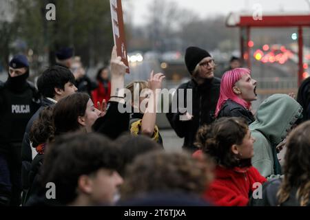 Teilnehmer des antifaschistischen Protestes "für Ihre und unsere Freiheit" marschieren entlang der Marzalkowska-Straße. Der antifaschistische Protest "für deine und unsere Freiheit" fand auf den Straßen von Warschau am 11. November 2023 am polnischen Unabhängigkeitstag statt. Hunderte von Menschen mit Plakaten und Fahnen nahmen an der Veranstaltung Teil, gesichert durch die Polizei. Laut den Organisatoren ist diese Form des Feierns am 11. November der beste Ausdruck der Verbundenheit mit der Idee einer lebendigen, vielfältigen und wahren Unabhängigkeit. (Foto: Volha Shukaila / SOPA Images/SIPA USA) Stockfoto