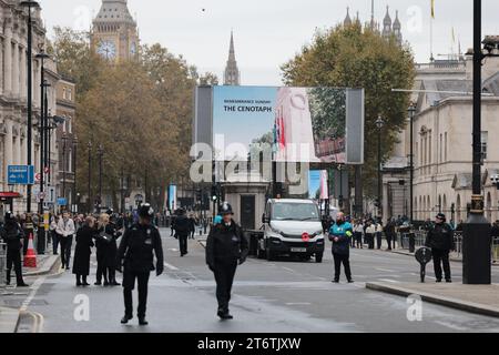 London, Großbritannien. November 2023. Die Polizei spaziert durch Whitehall im Zentrum Londons, bevor am Gedenksonntag im Cenotaph in Whitehall in Westminster eine Gedenkfeier stattfindet. Tausende von Menschen ehren die Kriegstoten, indem sie sich an der berühmten Gedenkstätte versammeln, um Kränze zu legen und zwei Minuten Schweigen zu halten. Foto: Ben Cawthra/SIPA USA Credit: SIPA USA/Alamy Live News Stockfoto