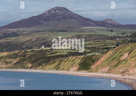 Blick auf den Strand und die Berge der Llyn Peninsular in der Nähe von Morfa Nefyn in Nordwales in Großbritannien Stockfoto