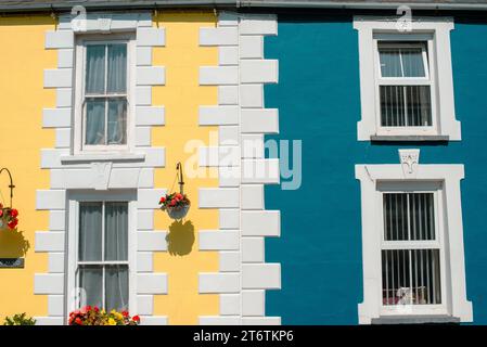 Zwei gepflegte, farbenfrohe Reihenhäuser in Aberaeron in West Wales, Großbritannien Stockfoto