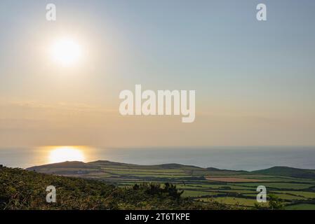 Im Sommer 2016 beginnt die Sonne über der ländlichen Landschaft von West Wales in Großbritannien zu untergehen Stockfoto