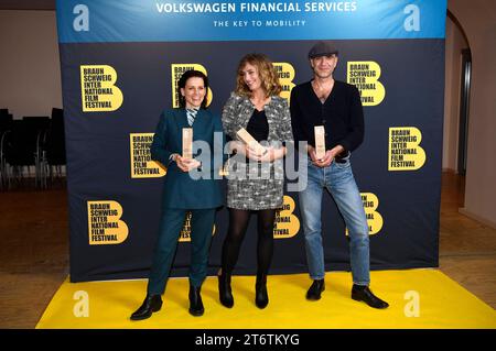 Veerle Baetens mit dem Publikumspreis Heinrich sowie den Volkswagen Financial Services Film Award für den besten Film Cecile de France mit der Europa als Europäischen Schauspielpreis bei der Preisverleihung vom 37. Braunschweig International Film Festival im Großen Haus des Staatstheaters Braunschweig. Braunschweig, 11.11.2023 *** Veerle Baetens mit dem Heinrich Audience Award und dem Volkswagen Financial Services Filmpreis für den besten Film Cecile de France mit dem Europa als European Acting Award bei der Preisverleihung der Internationalen Filmfestspiele Braunschweig 37 im Hauptsaal Stockfoto