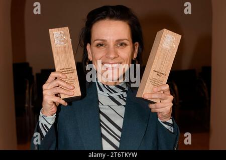 Veerle Baetens mit dem Publikumspreis Heinrich sowie den Volkswagen Financial Services Filmpreis für den besten Film bei der Preisverleihung vom 37. Braunschweig International Film Festival im Großen Haus des Staatstheaters Braunschweig. Braunschweig, 11.11.2023 *** Veerle Baetens mit dem Heinrich Audience Award und dem Volkswagen Financial Services Filmpreis für den besten Film bei der Preisverleihung der Internationalen Filmfestspiele Braunschweig 37 im Hauptsaal des Braunschweiger Staatstheaters Braunschweig, 11 11 2023 Foto:XC.xNiehausx/xFuturexImagex biff 3144 Stockfoto