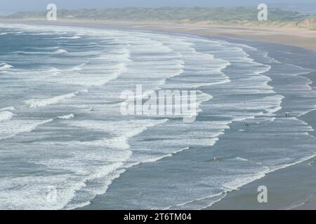 Wellen kommen am Strand von Rhosili auf der Gower Peninsula in Südwales Stockfoto