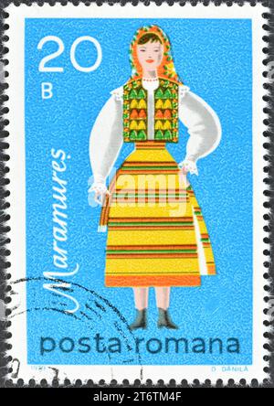 Gestempelte Briefmarke, gedruckt von Rumänien, die Folklore-Kostüme zeigt - Maramureș, um 1979. Stockfoto