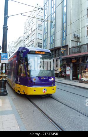 Istanbul, Türkei, Straßenbahnlinie T1 auf der Straße. Nur Editorilal. Stockfoto