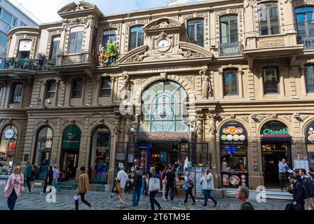 Istanbul, Türkei, Cicek Pasajı ( Cité de Péra ) ist eine historische Passage İstiklal Avenue oder Independence Avenue (türkisch İstiklal Caddesi). Stockfoto