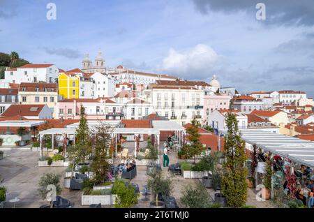 PRODUKTION - 27. Oktober 2023, Portugal, Lissabon: Hinter zahlreichen Häusern im Stadtteil Alfama erhebt sich das Kloster Sao Vicente de fora auf einem Hügel. Foto: Viola Lopes/dpa Stockfoto