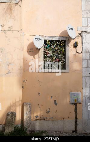 PRODUKTION - 27. Oktober 2023, Portugal, Lissabon: Satellitenschüsseln mit der Aufschrift „Zon“ sind an einem Haus im Bezirk Alfama angebracht. Foto: Viola Lopes/dpa Stockfoto