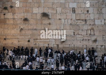 Mitglieder der jüdischen Gemeinde versammeln sich zu Beginn des Sabbats an der Westmauer in der Altstadt von Jerusalem zum Gebet. Jerusalem ist eine heilige Stadt für drei monotheistische Religionen: Judentum, Christentum und Islam. Diese religiöse Vielfalt hat zu einem Zusammenleben geführt, das sowohl freundlich als auch auffällig ist, obwohl die Situation seit den Anschlägen vom 7. Oktober 2023 etwas angespannt geworden ist. Trotz der Konflikte, die die Geschichte der Stadt geprägt haben, haben die Bewohner Jerusalems gelernt, in Harmonie zusammenzuleben. Dies spiegelt sich im Alltag wider, an dem die drei Religionen teilhaben Stockfoto