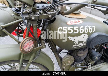 Klassisches BSA-Motorrad aus dem 2. Weltkrieg, das für Kriegsdienste verwendet wurde, im Stadtzentrum von Newcastle upon Tyne, Großbritannien, ausgestellt. Am Waffenstillstandstag Stockfoto