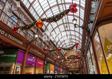 Weihnachtsdekoration in der Central Arcade in Newcastle upon Tyne, Großbritannien. Konzept des Weihnachtseinkaufs. Stockfoto