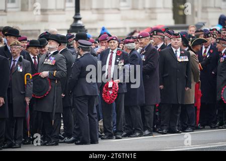 Militärveteranen versammeln sich auf Whitehall vor der Gedenkfeier im Cenotaph in Whitehall, London. Bilddatum: Sonntag, 12. November 2023. Stockfoto