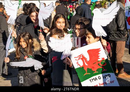 London, Großbritannien. November 2023. Nationalmarsch für Palästina. Palästinenser und Unterstützer werden vom Hyde Park zur US-Botschaft in Vauxhall marschieren und einen Waffenstillstand fordern. Marschierer bilden sich, bevor sie zur US-Botschaft marschieren. Trotz des Widerstands von Suella Braverman, der Innenministerin, findet der marsch statt. Organisiert von der palästinensischen Solidaritätskampagne, Friends of Al-Aqsa, Stop the war Coalition, Muslim Association of Britain, Palästinensisches Forum in Großbritannien und CND. Quelle: Stephen Bell/Alamy Live News. Stockfoto