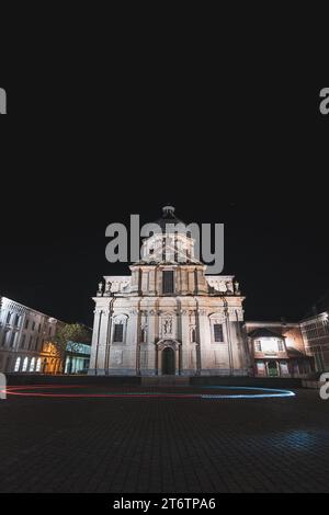 Onze Lieve Vrouwekerk Kirche am Sint Pietersplein von Gent während der Nacht. Belgiens berühmtestes historisches Zentrum. Mitternachtsbeleuchtung des Cit Stockfoto