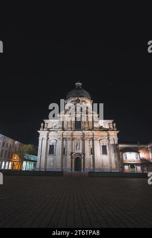 Onze Lieve Vrouwekerk Kirche am Sint Pietersplein von Gent während der Nacht. Belgiens berühmtestes historisches Zentrum. Mitternachtsbeleuchtung des Cit Stockfoto