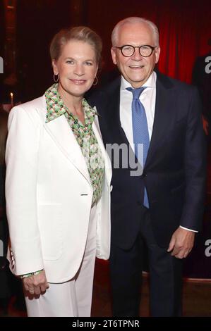 Cornelia Poletto mit Ehemann Rüdiger Grube bei der Premiere der Dinnershow Poletto Palazzo unter dem Motto Ladies First im Spiegelpalast an der Trabrennbahn Horn. Hamburg, 11.11.2023 *** Cornelia Poletto mit Ehemann Rüdiger Grube bei der Premiere der Poletto Palazzo Dinner Show unter dem Motto Ladies First im Spiegelpalast an der Trabrennbahn Horn Hamburg, 11 11 2023 Foto:xgbrcix/xFuturexImagex poletto 3141 Stockfoto