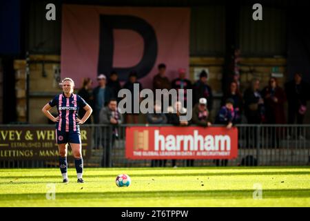 Erin Corrigan (12 Dulwich Hamlet) bereitet sich auf einen Freistoß vor, während die Dulwich Women’s Supporters („The Pepper Army“) zuschauen Stockfoto