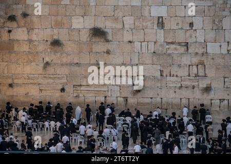 Mitglieder der jüdischen Gemeinde versammeln sich zu Beginn des Sabbats an der Westmauer in der Altstadt von Jerusalem zum Gebet. Jerusalem ist eine heilige Stadt für drei monotheistische Religionen: Judentum, Christentum und Islam. Diese religiöse Vielfalt hat zu einem Zusammenleben geführt, das sowohl freundlich als auch auffällig ist, obwohl die Situation seit den Anschlägen vom 7. Oktober 2023 etwas angespannt geworden ist. Trotz der Konflikte, die die Geschichte der Stadt geprägt haben, haben die Bewohner Jerusalems gelernt, in Harmonie zusammenzuleben. Dies spiegelt sich im Alltag wider, an dem die drei Religionen teilhaben Stockfoto