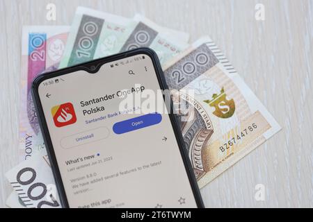 TERNOPIL, UKRAINE - 3. AUGUST 2023 Santander Bank Anwendung auf dem Bildschirm der Anzeige auf einem modernen Smartphone. Offizielle App der berühmten polnischen Bank Stockfoto