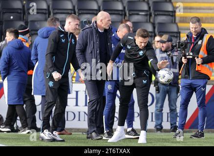 Rangers-Manager Philippe Clement (Mitte) vor dem Cinch-Premiership-Spiel in der Tony Macaroni Arena in Livingston. Bilddatum: Sonntag, 12. November 2023. Stockfoto