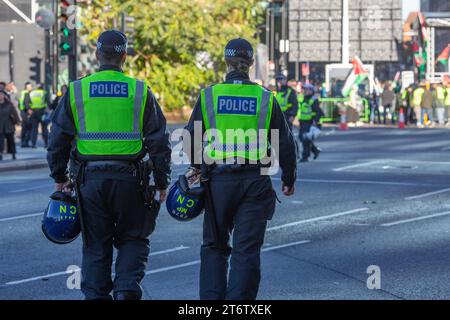 Zurück Ansicht Offizier der Metropolitan Police im Dienst, bei einer Protestdemonstration im Zentrum Londons. Stockfoto