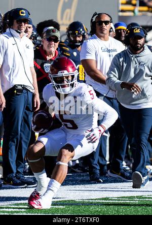 11. November 2023 Berkeley, CA USA, Washington State Wide Receiver Lincoln Victor (5) läuft während des NCAA Football Spiels zwischen den Washington State Cougars und den California Golden Bears um zusätzliche Yards. Kalifornien besiegte Washington State 42-39 im California Memorial Stadium Berkeley Kalifornien Thurman James / CSM Stockfoto