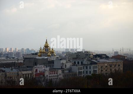 KHARKIV, UKRAINE - 25. OKTOBER 2019 aus der Luft bei Sonnenuntergang mit den Straßen des Stadtzentrums von Charkiw. Autos, die das Wohnviertel fahren Stockfoto