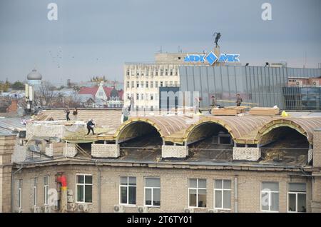 KHARKIV, UKRAINE - 25. OKTOBER 2019 aus der Luft bei Sonnenuntergang mit den Straßen des Stadtzentrums von Charkiw. Autos, die das Wohnviertel fahren Stockfoto