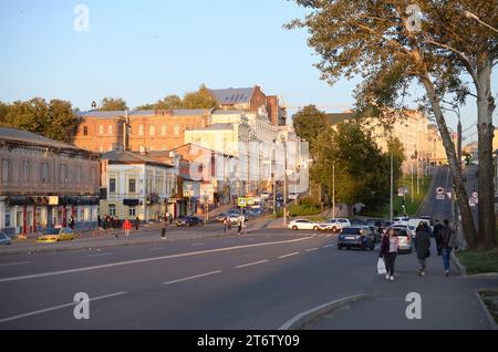 KHARKIV, UKRAINE - 25. OKTOBER 2019 aus der Luft bei Sonnenuntergang mit den Straßen des Stadtzentrums von Charkiw. Autos, die das Wohnviertel fahren Stockfoto