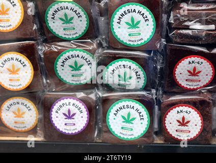 Amsterdam, Niederlande - 21. April 2023: Eine Auswahl an Cannabis-Cookies in einem Schaufenster in Amsterdam, Niederlande Stockfoto