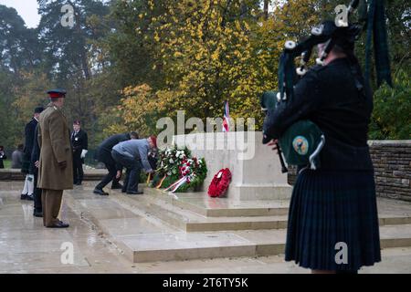 Stahnsdorf, Deutschland. November 2023. Briten und Deutsche legen am Gedenksonntag Kränze auf dem britischen Militärfriedhof ab. Bei einer Gedenkfeier auf dem Südwestkirchhof Stahnsdorf ehren Briten und Deutsche gemeinsam Soldaten, die in den beiden Weltkriegen starben. Über 4.000 Opfer von Krieg und Tyrannei sind auf dem Friedhof begraben. Quelle: Christophe Gateau/dpa/Alamy Live News Stockfoto