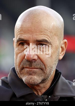 EINDHOVEN - PSV Eindhoven-Trainer Peter Bosz während des niederländischen Eredivisie-Spiels zwischen PSV Eindhoven und PEC Zwolle im Phillips-Stadion am 12. November 2023 in Eindhoven, Niederlande. ANP MAURICE VAN STEEN Stockfoto