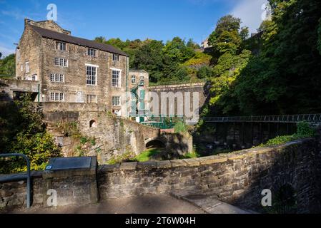 Der Torrs Riverside Park in New Mills, Derbyshire, England. Torr Vale Mill und Millennium Walkway. Stockfoto
