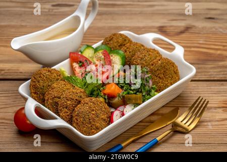 Eine Nahaufnahme eines cremigen und herzhaften Hühnchen- und Gemüsesalats, serviert in einer weißen Schüssel Stockfoto