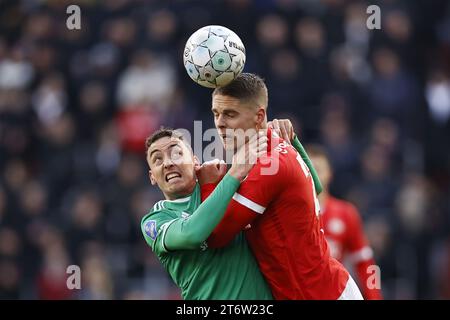 EINDHOVEN - (l-r) Zico Buurmeester von PEC Zwolle, Joey Veerman vom PSV Eindhoven während des niederländischen Eredivisie-Spiels zwischen PSV Eindhoven und PEC Zwolle im Phillips-Stadion am 12. November 2023 in Eindhoven, Niederlande. ANP MAURICE VAN STEEN Stockfoto