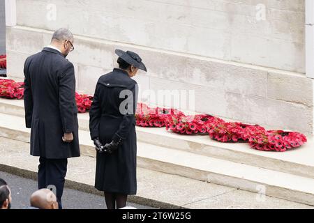 Innenministerin Suella Braverman und Außenministerin James legen geschickt Kränze während der Gedenkfeier im Cenotaph in London ab. Bilddatum: Sonntag, 12. November 2023. Stockfoto