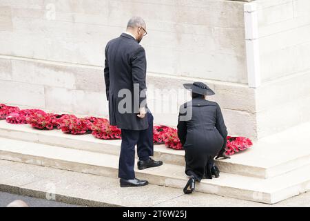 Innenministerin Suella Braverman und Außenministerin James legen geschickt Kränze während der Gedenkfeier im Cenotaph in London ab. Bilddatum: Sonntag, 12. November 2023. Stockfoto