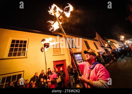 Hatherleigh, Devon, Großbritannien. November 2023. Hatherleigh, Großbritannien. Flammenparade im Hatherleigh Karneval und Teerfässer bei Nacht in Devon. Autor: Thomas Faull/Alamy Live News Stockfoto