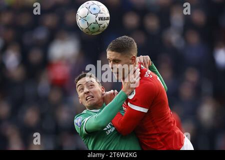 EINDHOVEN - (l-r) Zico Buurmeester von PEC Zwolle, Joey Veerman vom PSV Eindhoven während des niederländischen Eredivisie-Spiels zwischen PSV Eindhoven und PEC Zwolle im Phillips-Stadion am 12. November 2023 in Eindhoven, Niederlande. ANP MAURICE VAN STEEN Stockfoto